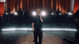  Ellie Goulding Bawakan “Black Prada Dress” dengan Penuh Emosi di Later… with Jools Holland