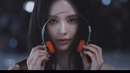 izna Tampilkan Energi dan Pencarian Jati Diri dalam MV “METRONOME”