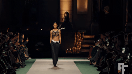  Victoria Beckham Tampilkan Elegansi Modern dalam Koleksi Spring/Summer 2025 di Paris Fashion Week