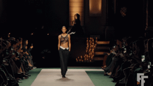  Victoria Beckham Tampilkan Elegansi Modern dalam Koleksi Spring/Summer 2025 di Paris Fashion Week