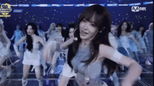  tripleS Bawakan “Girls Never Die” dengan Energi Penuh dalam Penampilan 4K