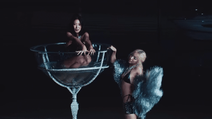 VVS Tampilkan Kemewahan dan Kepercayaan Diri dalam Visualizer “BOTTLE$”