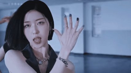  IS:SUE Tampilkan Energi Percaya Diri Lewat Lagu Penuh Semangat “Step It Up”