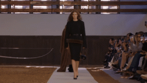  Stella McCartney Tampilkan Koleksi Fall/Winter 2026/27 yang Elegan di Paris Fashion Week