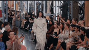  Max Mara Rayakan 75 Tahun Perjalanan Mode Lewat Peragaan Resort 2027 Spektakuler di Shanghai