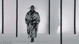 Issey Miyake Tampilkan Eksplorasi Siluet dan Tekstur dalam Koleksi Menswear Spring/Summer 2027 di Paris Fashion Week