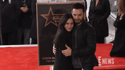  Courteney Cox dan Johnny McDaid Dilaporkan Putus Setelah Lebih dari Satu Dekade Bersama