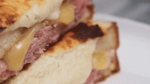  Croque Monsieur, Sandwich Klasik Prancis yang Kaya Keju dan Saus Krimi