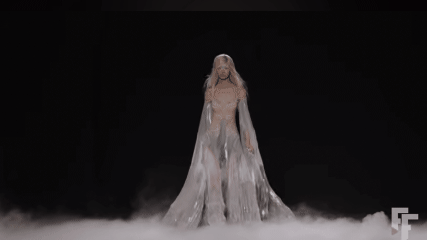  Iris van Herpen Hadirkan “Sonic Starquakes”, Perpaduan Kosmos dan Haute Couture di Paris