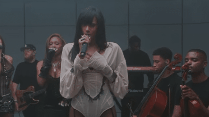  FLO Rilis “Therapy at the Club”, Lagu R&B tentang Patah Hati dan Proses Penyembuhan