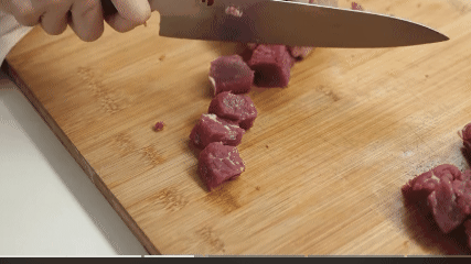  Garlic Saikoro Steak Rahasia Daging Lokal Tetap Empuk dan Juicy