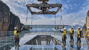 Longya Glass Skywalk, Jembatan Kaca di Tebing Setinggi 450 Meter yang Dibangun dengan Rekayasa Presisi