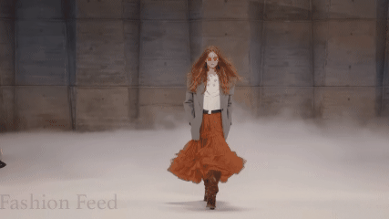  Chloé Tampilkan Koleksi  Bernuansa Romantis di Paris Fashion Week
