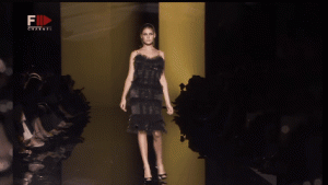  Elie Saab Fall 2006 Couture Tampilkan Gaun Malam Elegan dengan Sentuhan Glamour Klasik