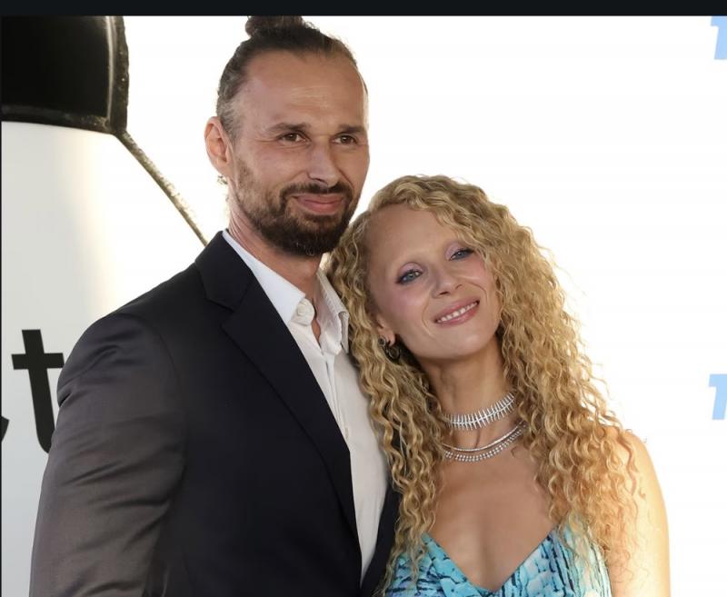 Juno Temple Ungkap Sudah Menikah dengan Michal Szymanski, Kisah Cintanya Berawal di Lokasi Syuting Ted Lasso