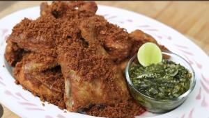  Ayam Goreng Khas Rumah Makan Padang Tanpa Ungkep, Devina Hermawan Bagikan Resep Praktis dengan Serundeng Renyah