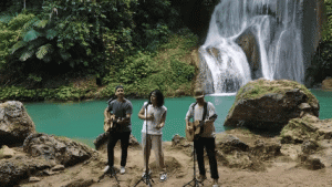 Music Travel Love dan Dan Lagroma Hidupkan Kembali “If You Leave Me Now” dengan Nuansa Akustik Penuh Emosi