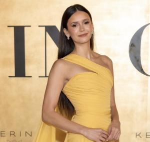  Nina Dobrev Tampil Beda dengan Rambut Pirang untuk Film It Happened One Summer