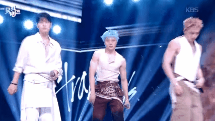  Stray Kids Tampilkan Energi Penuh Percaya Diri lewat “This & That” di Music Bank