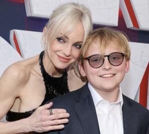  Anna Faris Ungkap Perjuangan Hadapi Mom Guilt Saat Jalani Peran sebagai Ibu