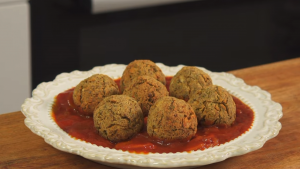  Bola-Bola Chickpea dan Tofu, Olahan Nabati Lezat dengan Saus Tomat