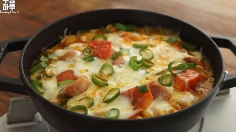  Pizza Ramen, Perpaduan Ramen Pedas dan Cita Rasa Pizza yang Menggugah Selera