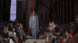  Lola Casademunt by MAITE Hadirkan Koleksi Penuh Warna di Mercedes-Benz Fashion Week Madrid