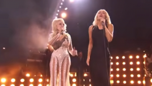  Miley Cyrus dan Dolly Parton Bawakan “Wrecking Ball” dan “I Will Always Love You”
