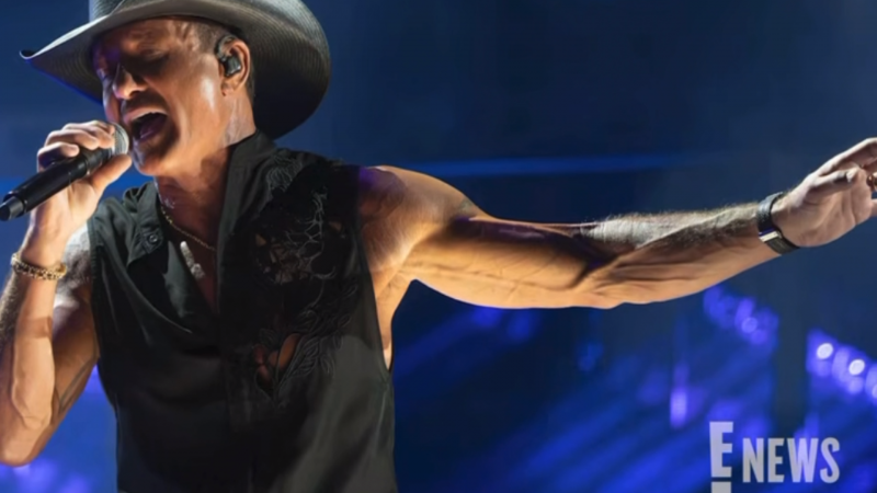  Tim McGraw Terjatuh di Atas Panggung Saat Konser di Cincinnati, Malah Bikin Fans Tertawa