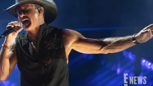  Tim McGraw Terjatuh di Atas Panggung Saat Konser di Cincinnati, Malah Bikin Fans Tertawa