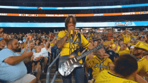  Keith Urban Tampil Bersama Savannah Bananas, Bawakan Lagu Penuh Nostalgia