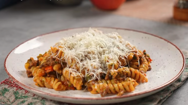 Pasta Daging Kaisar Satu Kuali, Menu Praktis dan Mengenyangkan untuk Makan Malam