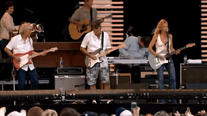 Aksi Panggung Gemilang: Kolaborasi Lintas Genre di Crossroads Guitar Festival