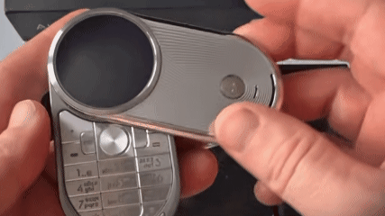  Motorola AURA, Ponsel Mewah 2008 dengan Layar Berputar yang Ikonik