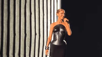  Celine Dion Bawakan All By Myself, Penonton Paris Bergemuruh