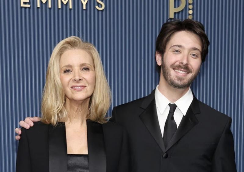  Lisa Kudrow Kembali Hadiri Emmy Awards 2026 Setelah Tujuh Tahun Absen