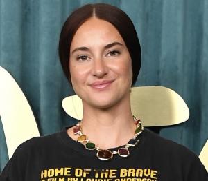  Shailene Woodley Tampil Berani di Emmy Awards 2026 dengan Busana Balenciaga