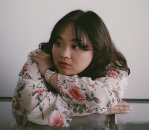 Réna Rilis Single Debut “Teach Me How To Love You”, Terinspirasi dari Anjing Kesayangan