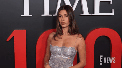 Hailey Bieber Ubah Warna Rambut Jadi Cokelat Gelap, Tinggalkan Gaya Brunette