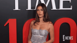 Hailey Bieber Ubah Warna Rambut Jadi Cokelat Gelap, Tinggalkan Gaya Brunette