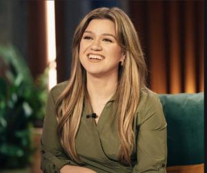  Kelly Clarkson Tampil dengan Potongan Rambut Terpendek, Fokus Jalani Hidup Baru di New York