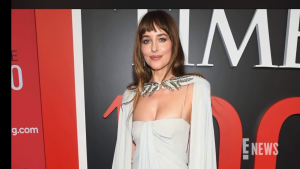  Dakota Johnson Tak Mau Ambil Pusing Rumor Asmara: Orang Akan Percaya Apa yang Mereka Mau