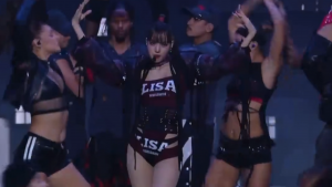 Lisa BLACKPINK Tampil Energik Bawakan “SaWaDiKa”, Angkat Nuansa Bangkok