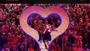 Jennifer Lopez Hadirkan Semangat Pesta Lewat Lagu Berlatar Stadion Paris