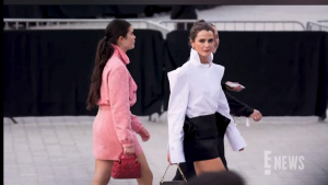 Putri Carrie Russell Tampil di Publik untuk Pertama Kali Saat Hadiri Paris Fashion Week