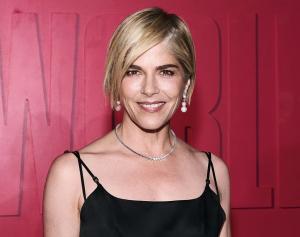  Selma Blair Ditangkap Usai Diduga Menyerang Awak Kabin dalam Penerbangan Delta Airlines