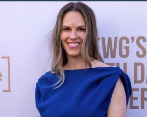 Hilary Swank Hamil Anak Ketiga di Usia 52 Tahun, Ungkap Kritik yang Diterimanya