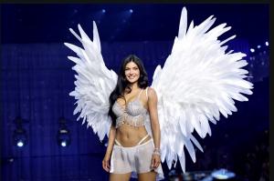 Kylie Jenner Debut di Victoria’s Secret Fashion Show, Kenakan Fantasy Bra Senilai Rp800 Miliar
