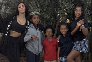 Kim Kardashian Akui Ingin Lebih Tegas Mendidik Anak, Kenang Pengalaman Membesarkan Empat Buah Hati
